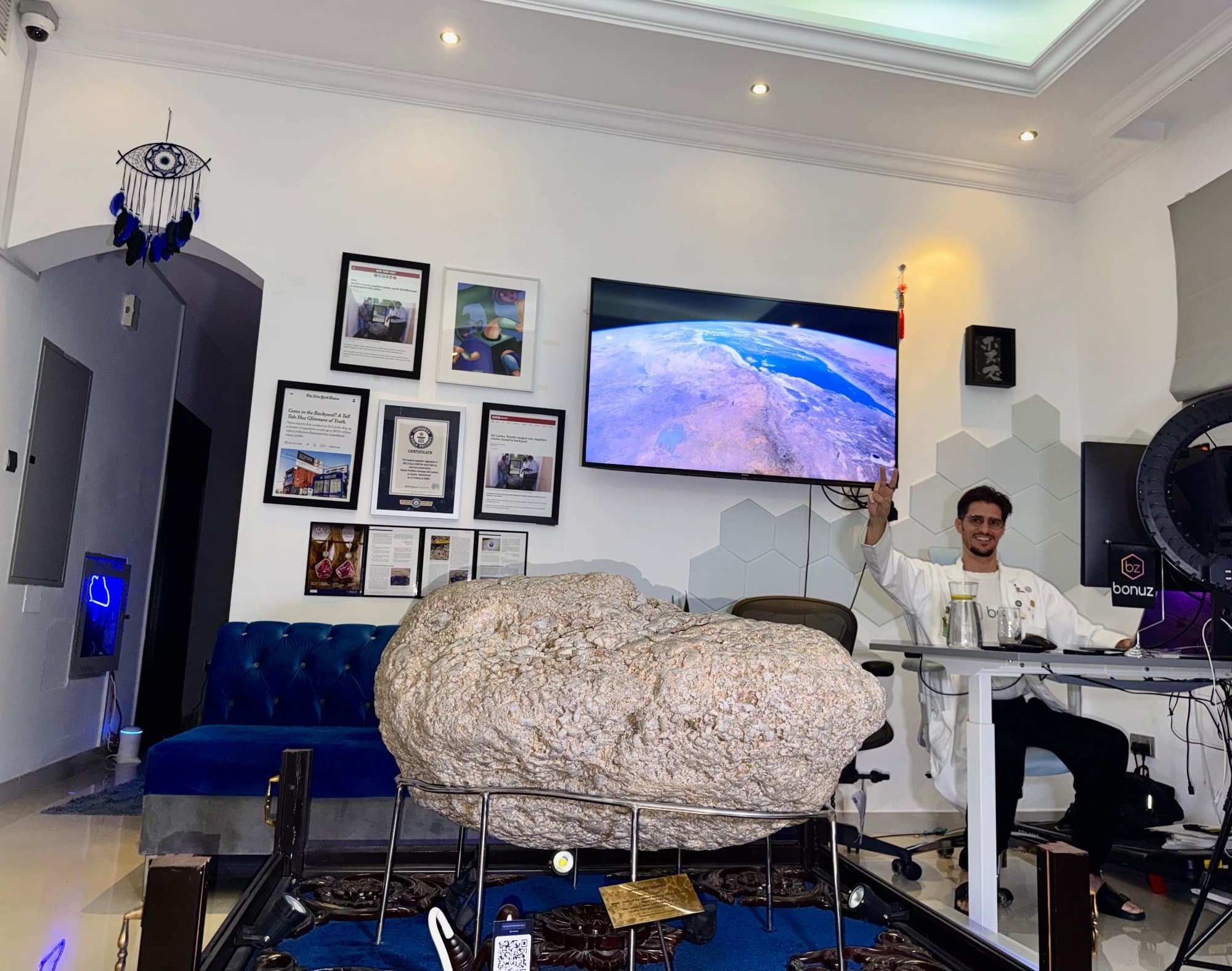 Matthias Mende with the Serendipity Sapphire in Dubai